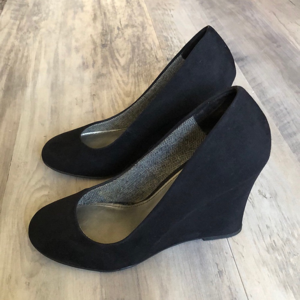 FERGALICIOUS blk suede wedge 3” heel size 8.5